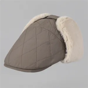 Vue détaillée du bonnet d'hiver matelassé avec cache-oreilles en fourrure et tissu coupe-vent