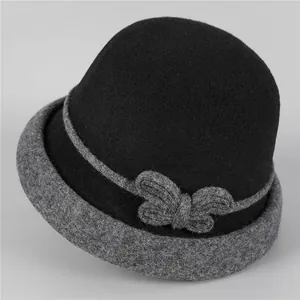 Détail du chapeau cloche en laine avec nœud gris et bord roulé élégant pour les femmes
