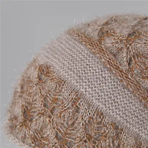 Primer plano de gorro de punto grueso que muestra la textura suave de la fibra de terciopelo