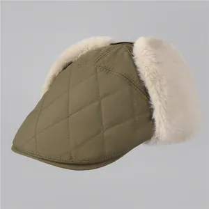 Détail de la chapka vert olive avec matelassage en losanges et fausse fourrure blanche