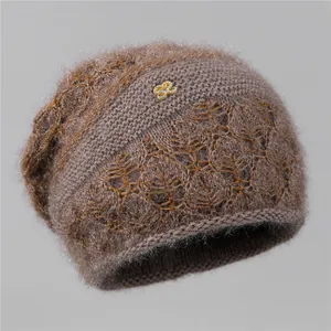 Detalle del gorro de punto marrón oscuro con textura de mohair y hebilla dorada con strass