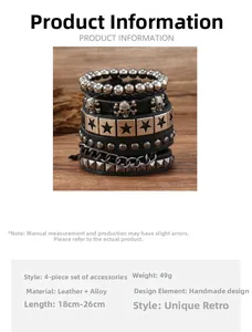 Nahaufnahme vierteiliges Lederarmband-Set mit Totenkopf- und Sternanhängern auf Holz