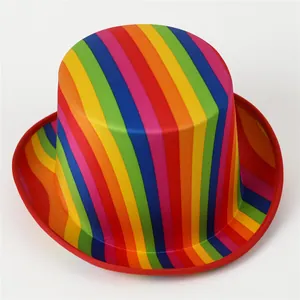 Detalle de un sombrero de copa con rayas de arcoíris y borde rojo para espectáculos