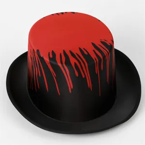 Detalle de un sombrero de copa rojo y negro con patrón de gotas de sangre para Halloween
