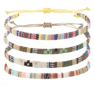 Détail de 4 bracelets bohèmes en cordon de cire imperméable avec nœuds coulissants