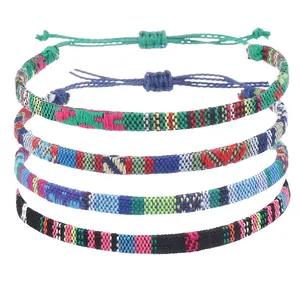 Détail de quatre bracelets bohèmes faits main en corde de cire tissée avec nœuds réglables