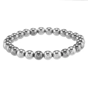 Makroaufnahme von poliertem Silberperlenarmband mit hochreflektierendem Glanzfinish