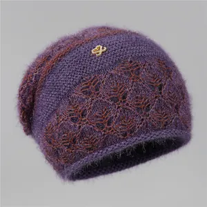 Detalle de gorro de terciopelo de ardilla morado oscuro con patrones florales y hebilla joya