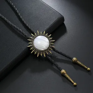 Cravate bolo vintage avec soleil en pierre, cuir tressé noir et finition or antique