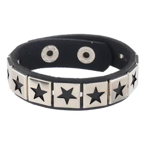 Detailansicht eines schwarzen Lederarmbands mit silbernen Sternnieten und Druckknopf