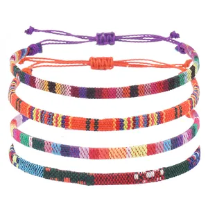Détail de 4 bracelets d'amitié bohèmes avec cordons en cire réglables en lot de 4