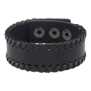 Dettaglio del bracciale punk in pelle nera con cuciture e bottoni a pressione regolabili