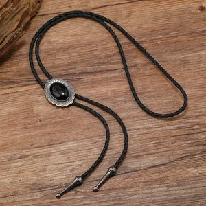 Detail einer Vintage Western Bolo-Krawatte mit schwarzem Stein und silberner Gravur