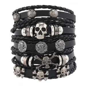 Herren Punk Lederarmband Mehrlagig mit Silbernem Totenkopf und Nieten auf Schwarzem Band