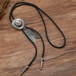 Western γραβάτα bolo με vintage ασημένιο καπέλο και φτερά σε πλεγμένο σχοινί
