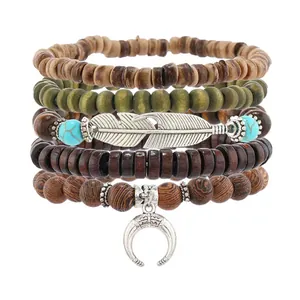 Fünfteiliges Set Bohemian Holzperlenarmbänder mit Silberfeder und Halbmond-Anhängern