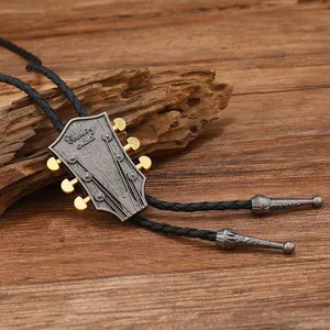 Vintage-Bolo-Krawatte mit Gitarrenkopf-Design und Country-Music-Gravur auf Altholz