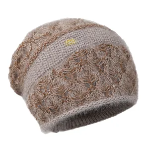 Gorro de punto cálido para mujer en caqui con textura de pelo y diseño calado elegante
