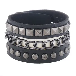 Detail eines mehrlagigen Punk-Lederarmbands mit Metallnieten und Ketten