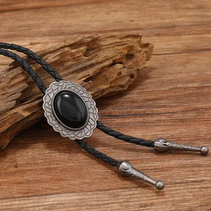 Nahaufnahme von Vintage-Bolo-Krawatte mit silberner Blumenschnalle und schwarzem Stein