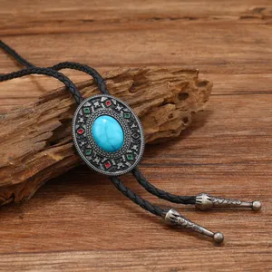Δυτικό bolo tie με τυρκουάζ πέτρα και διακοσμημένη ασημένια πόρπη σε σκούρο ξύλινο φόντο