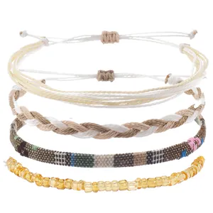 Détail de 4 bracelets bohémiens en cordon de cire imperméable et tissu ethnique tissé