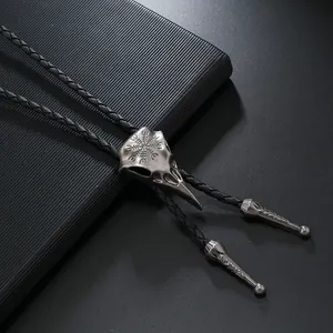 Detalle de corbata bolo de calavera de cuervo vikingo con runa Vegvisir en cuero trenzado