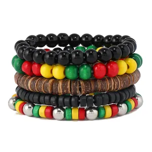 Details mehrlagiger Boho-Armbänder mit bunten Holzperlen und polierten Akzentperlen