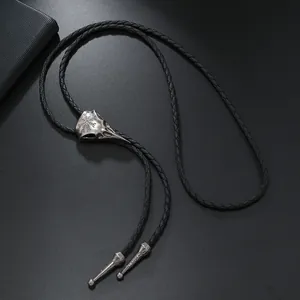 Detalle de corbata bolo de calavera de fénix con runas y cordón de cuero trenzado negro