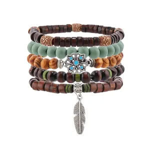 5-teiliges Boho-Perlenarmband-Set mit Holzperlen sowie Blumen- und Federanhängern