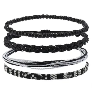 Vue détaillée du lot de 4 bracelets avec perles noires et cordons tressés style bohème