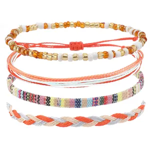 Détail de l'ensemble de quatre bracelets de plage bohèmes avec perles et cordes de cire tressées