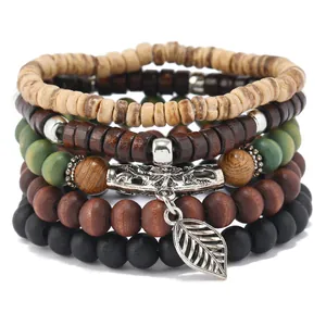 Nahaufnahme böhmischer mehrlagiger Holzperlenarmbänder mit Blattanhänger und Metallrohr