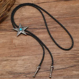 Λεπτομέρεια bolo tie με ασημένιο αστέρι και τυρκουάζ πέτρα σε ξύλινο φόντο