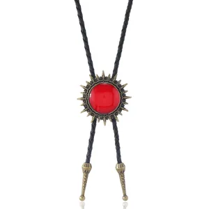 Cravate bolo pour homme avec pendentif soleil bronze et pierre rouge sur cordon noir tressé