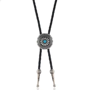 Detailansicht von Vintage-Bolo-Krawatte mit Türkis-Sonnenblumen-Clip und Silberspitzen