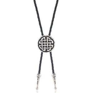 Detail der silbernen keltischen Knoten Bolo Tie mit schwarzer Kordel und verzierten Spitzen