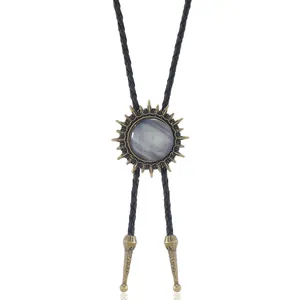 Détail de la cravate Bolo avec gemme solaire, monture soleil et cordon tressé noir