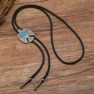 Λεπτομέρεια vintage bolo γραβάτας αετού με τυρκουάζ πέτρα σε δερμάτινο κορδόνι