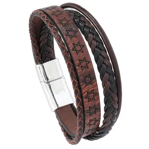 Détail du bracelet multi-rangs en cuir avec gravure d'étoile et fermoir magnétique