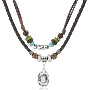 Detalle del collar boho de capas con colgante de sombrero y cuentas étnicas