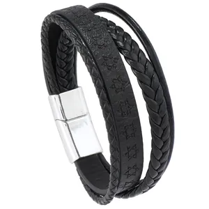 Détail d'un bracelet multicouche en cuir noir avec motifs étoiles et fermoir aimanté