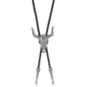 Λεπτομέρεια δυτικού bolo tie με ασημένιο κρανίο ταύρου και μαύρο πλεκτό κορδόνι