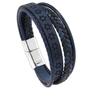 Détail du bracelet multicouche en cuir avec motif étoile de David et fermoir magnétique