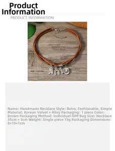 Détail du collier tissé en daim avec des breloques fer à cheval et chapeau de cowboy