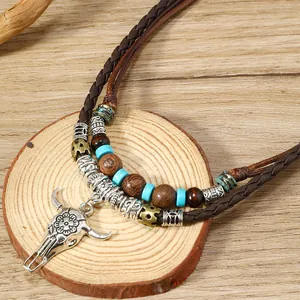 Detalle de collar bohemio multicapa con colgante de cabeza de toro y cuentas de turquesa