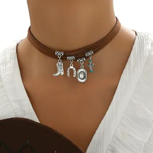 Collier ras du cou bohème avec breloques de botte, fer à cheval, chapeau et cactus en daim