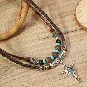 Collar multicapa bohemio con colgante de cabeza de buey, cuentas turquesas y cuero