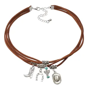 Détail d'un choker de style western avec pendentifs botte, fer à cheval et cactus