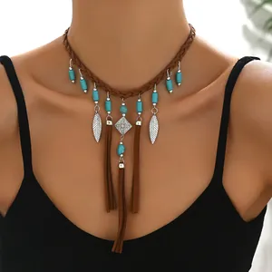 Collier ras du cou bohème tressé avec plumes d'argent et perles turquoise sur cuir